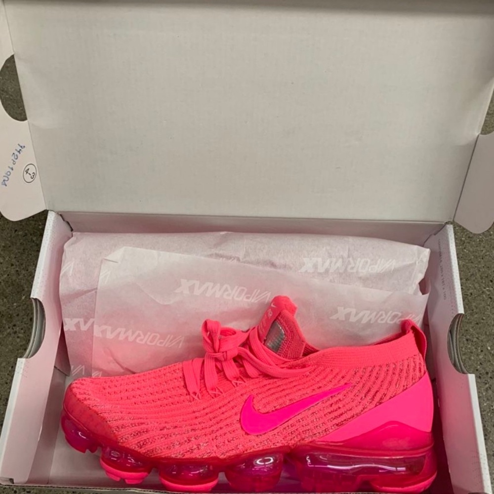 Neon Pink Vapor Max Flynit